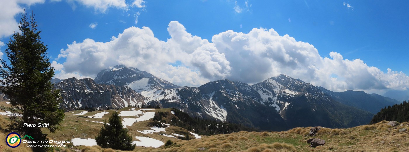 23 Sguardo dall'alto sul Monte Campo e verso Arera e Menna.jpg
